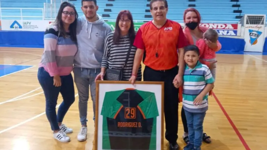 Básquetbol: Darío Rodríguez se retiró después de 50 años de arbitraje