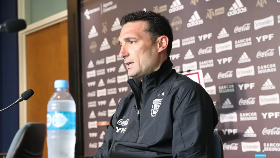 Scaloni confirmó el equipo con dos cambios, le reclamó al VAR y saludó a Mascherano