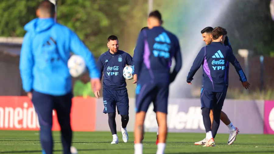 Lionel Messi entrenó sin inconvenientes, pero aun hay interrogantes en el equipo argentino