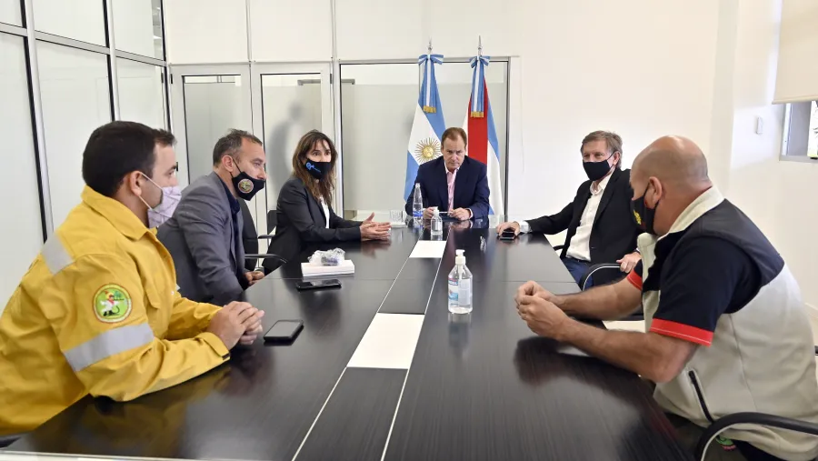 Trabajan en acciones para combatir los incendios en las islas Trabajan en acciones para combatir los incendios en las islas