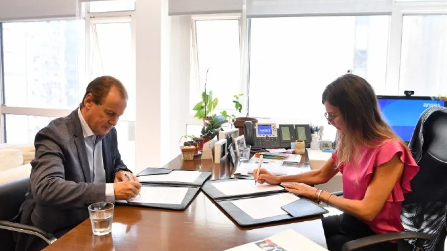 Bordet firmó un convenio con Anses para compensar el déficit previsional Bordet firmó un convenio con Anses para compensar el déficit previsional