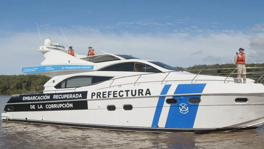 El lujoso yate de Jaime, hoy de domino de la Prefectura Naval Argentina.