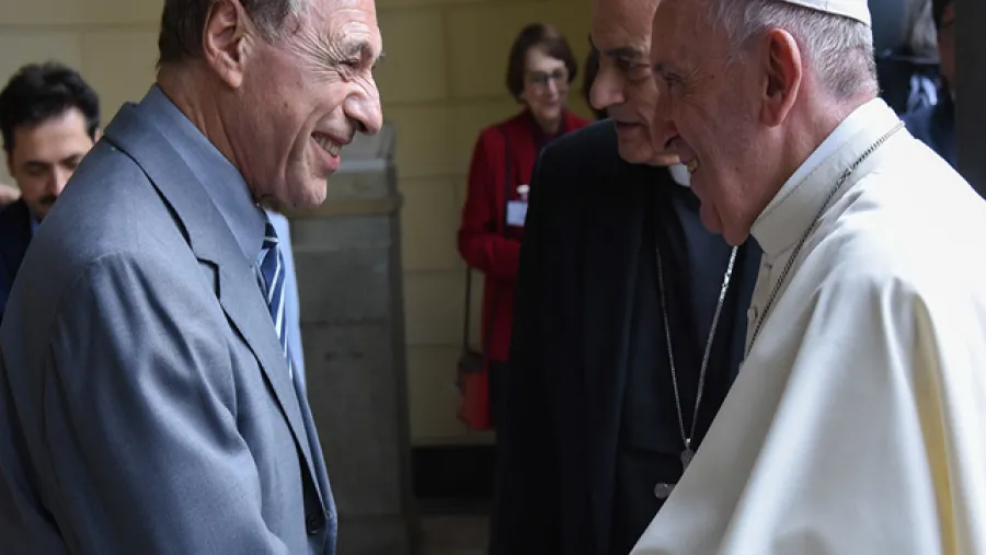 Eugenio Zaffaroni saluda al Papa Francisco Eugenio Zaffaroni saluda al Papa Francisco