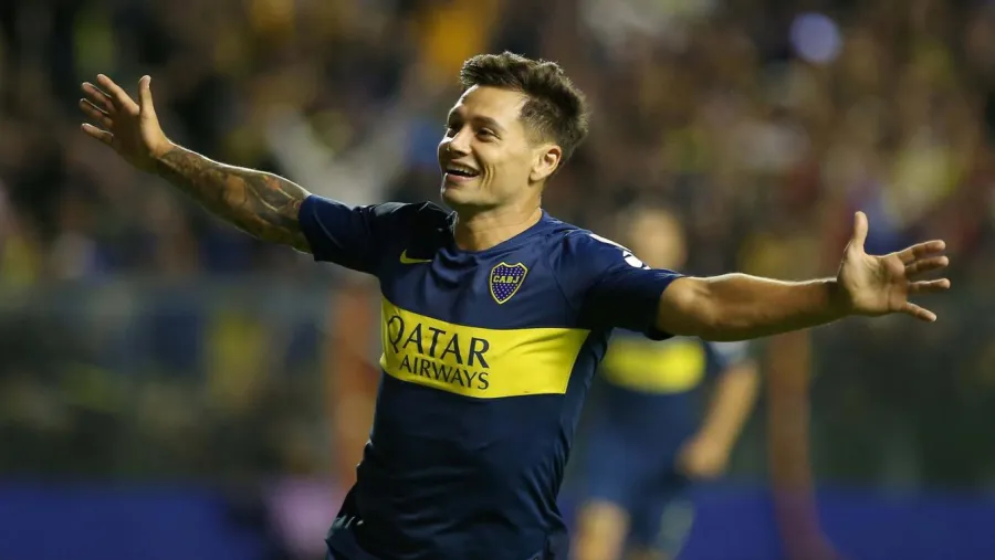 Mauro Zárate Mauro Zárate renovó con Boca, que espera por la firma de Carlos Tevez