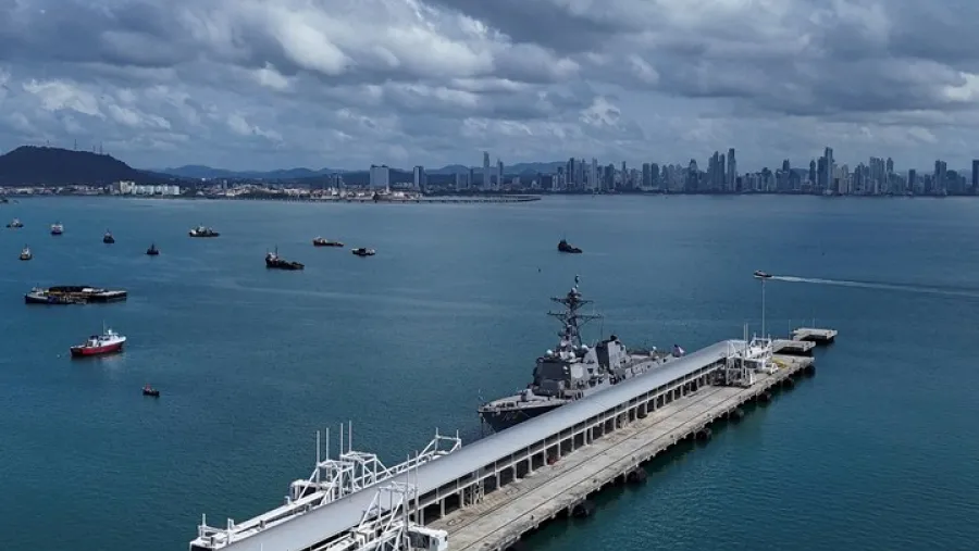 El destructor de misiles guiados USS Sampson DDG-102 de la Armada de EE.UU. atracado cerca de la entrada del Canal de Panamá. Foto Reuters