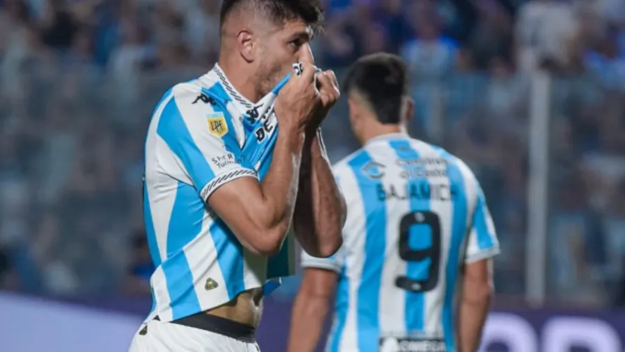 Leandro Díaz, jugador de Atlético Tucumán, celebra su gol ante River Plate.