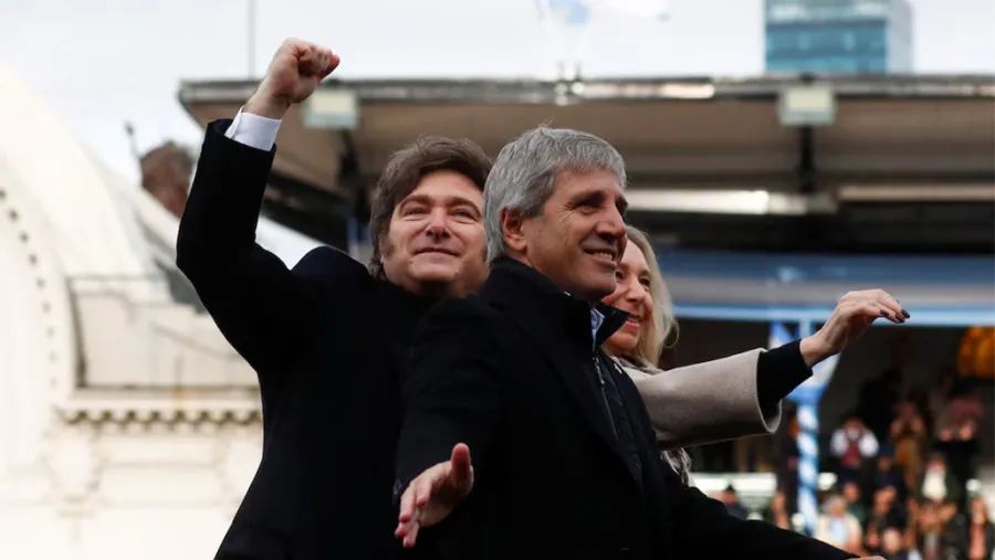 Javier Milei junto a Luis Caputo y Karina Milei en La Rural.