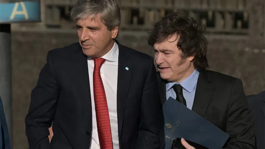 Imagen de archivo de Luis Caputo y Javier Milei.