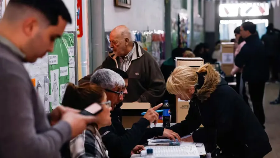 Los bonaerenses votan hoy la renovación de la Legislatura local, además de los Concejos Deliberantes de cada Municipio.