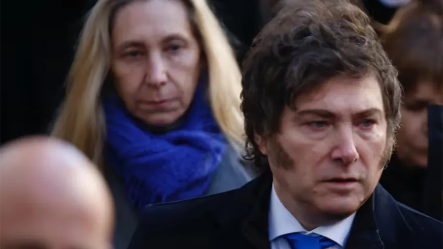 El presidente Javier Milei y detrás, su hermana Karina Milei, secretaria de la Presidencia.