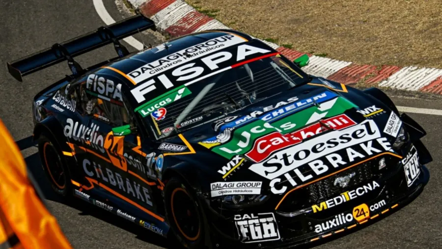 Julián Santero sobre su Ford Mustang en el autódromo Rosendo Hernández. 