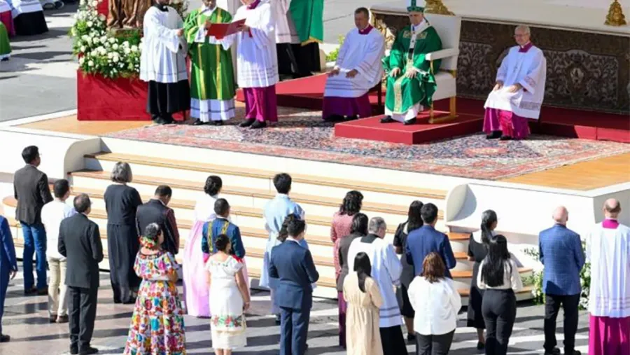 El papa León XIV celebró la misa dominical en la Plaza de San Pedro, que coincidió con la celebración en el Vaticano del Jubileo de los Catequistas.