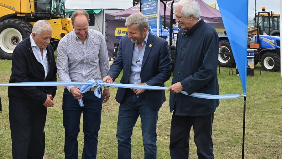 Rogelio Frigerio participó del corte de cintas junto al intendente Eduardo Lauritto y el presidente de la Sociedad Rural de Concepción del Uruguay, Agustín Fernández Bugna. 