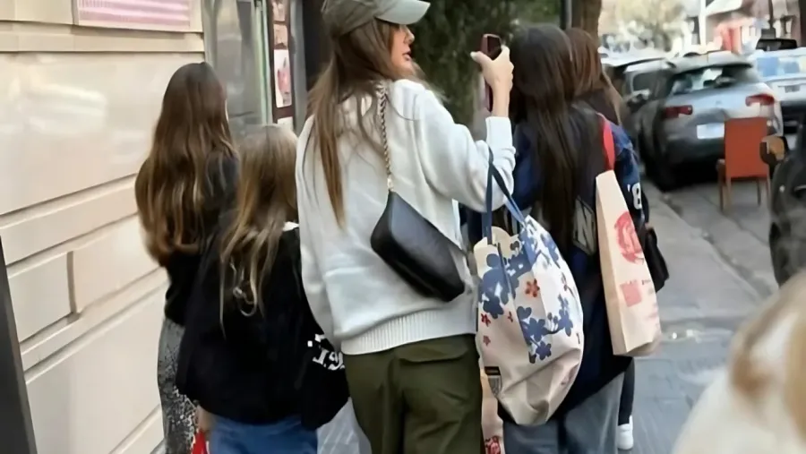 Tarde familiar: la China Suárez y las hijas de Mauro Icardi pasearon por el Barrio Chino