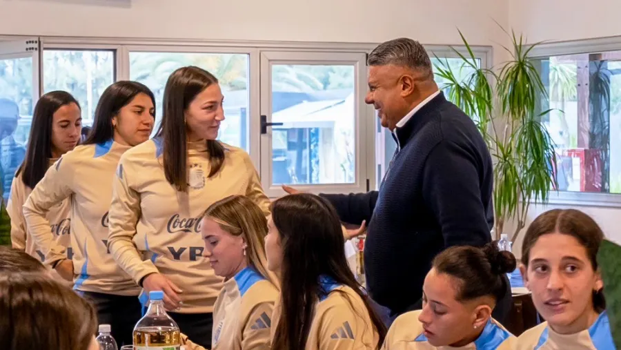 “Chiqui” Tapia almorzó con la selección argentina que integra la entrerriana Holzheier