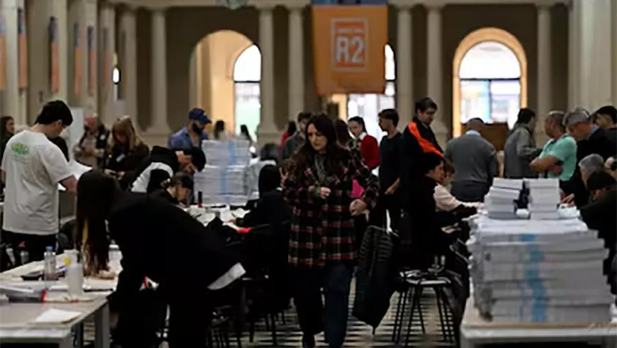 La Junta Electoral en el Pasaje Dardo Rocha de La Plata.