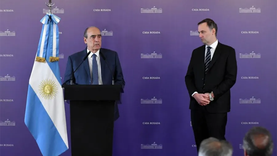 Imagen de archivo de Guillermo Francos y Manuel Adorni.