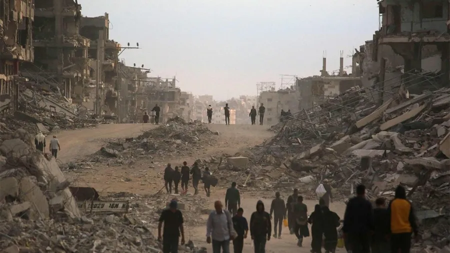 Cientos de miles de palestinos regresan a la devastada ciudad de Gaza.