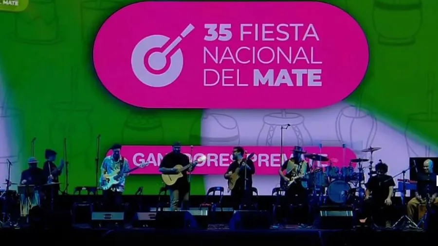 Yunta Bambo junto a Raly Barrionuevo en el escenario Luis "Pacha" Rodríguez.