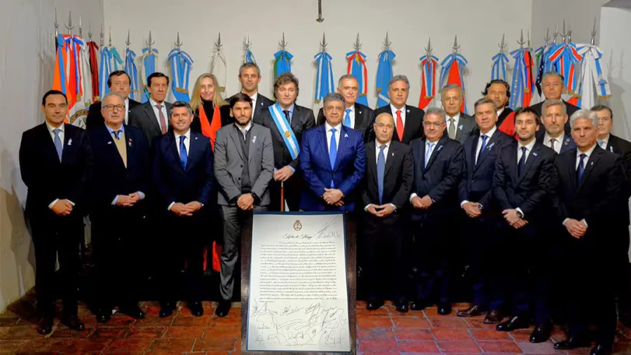 Javier Milei junto a los gobernadores que firmaron el llamado Pacto de Mayo en 2024.
