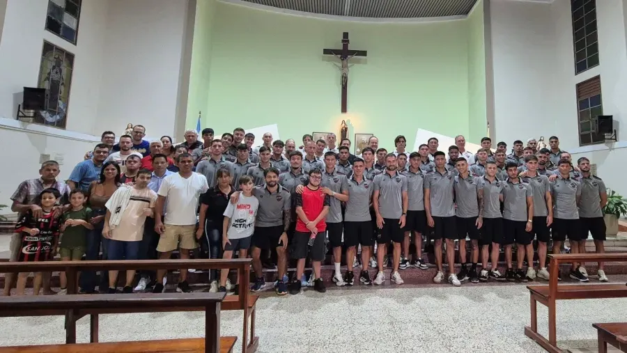 Jugadores, cuerpo técnico, dirigentes e hinchas, juntos en la Parrroquia Santa Teresita.