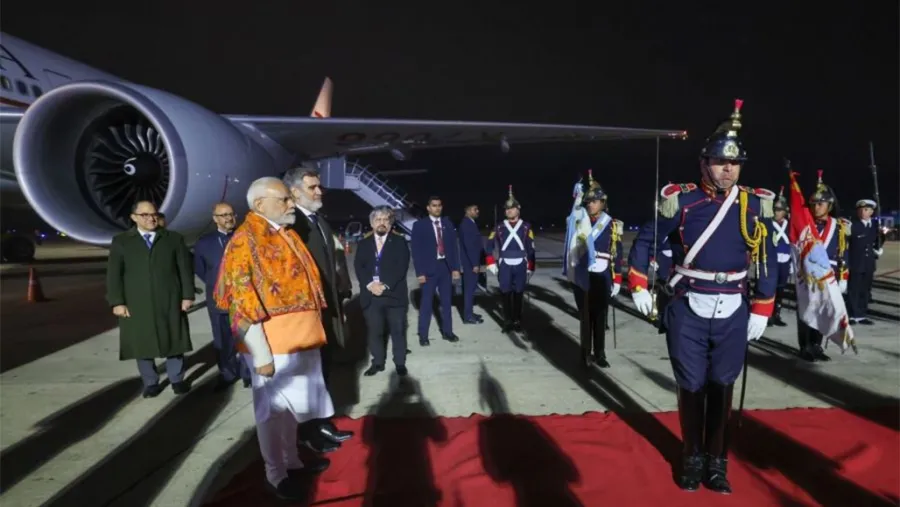 Narendra Modi en el saludo protocolar al llegar al país.