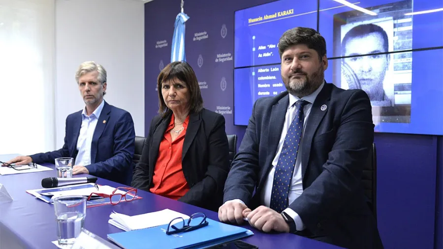 De izquierda a derecha: Sergio Neiffert, director de la SIDE; Patricia Bullrich y Ramiro Anzit Guerrero, director de Inteligencia Criminal dependiente del Ministerio de Seguridad nacional.