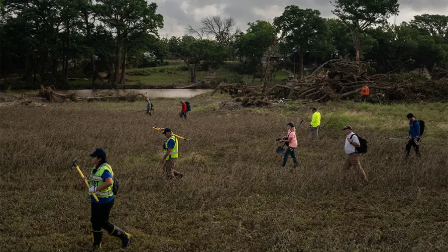 Personal de búsqueda y rescate el martes en Center Point, Texas.