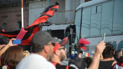 Patronato partió a San Juan y sus hinchas lo despidieron con un banderazo