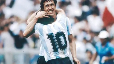 Jorge Valdano abraza a Diego Maradona