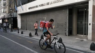 Sede central del organismo en Buenos Aires. La Defensoría cumple la función de representar los derechos de los habitantes ante los poderes del Estado y las grandes corporaciones. En 27 años, sólo hubo dos titulares en ese organismo.