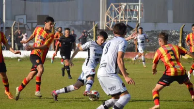 Fútbol: Neuquén goleó a Patronato y le arrebató la cima de la Liga Paranaense