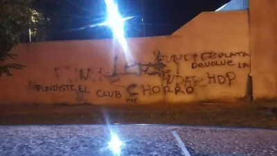 Crisis en Patronato: aparecieron pintadas contra el presidente Oscar Lenzi