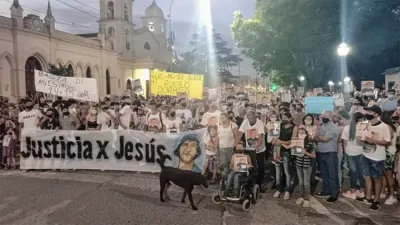 Visiblemente angustiada, Valeria Velardis habló ante una multitud de vecinos de Gualeguay que pidió que los autores del homicidio terminen presos.