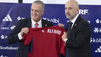 Con un entrerriano en el cuerpo técnico, presentaron a Gustavo Alfaro en Costa Rica