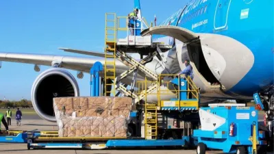 Partió el segundo de 10 vuelos de Aerolíneas para traer vacunas Sinopharm