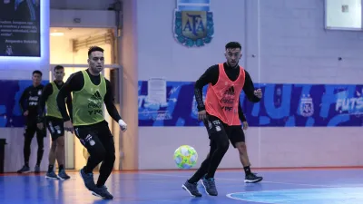 Por la lluvia, la selección argentina entrenó bajo techo antes de recibir a Bolivia