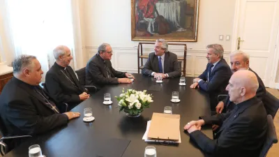 Fernández con autoridades de la Iglesia