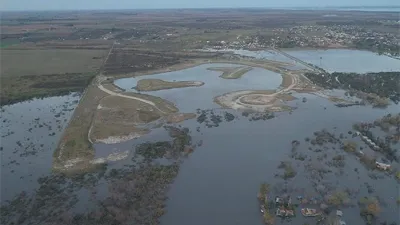 El conflicto ambiental y social por el barrio fluvial Amarras en Gualeguaychú sigue sin solucionarse tras casi una década de reclamos y sentencias judiciales que nadie aplica.