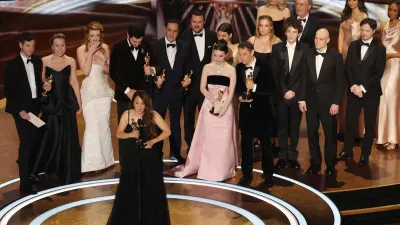 La productora Samantha Quan recibió el Oscar por Mejor Película por "Anora".