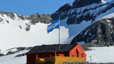 La Base cuenta con una población integrada por militares y civiles, y funciona allí una escuela y una emisora de Radio Nacional.
