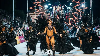 Marí Marí (Club Central Entrerriano) será la encargada de abrir la sexta noche en el Corsódromo “José Luis Gestro”. Gualeguaychú vibra al ritmo del Carnaval del País, aunque todas las miradas se posan sobre el cielo.