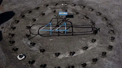 El memorial, emplazado sobre la avenida Patricio Peralta Ramos, frente al puesto de guardia de terminal marítima en la que amarraba el buque, está conformado por una réplica que fue descubierta, construida en granito negro.