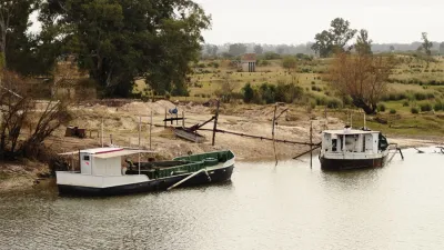 Imagen de archivo de dos barcos areneros de la empresa Arenera Vita sobre el río Gualeguay.