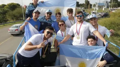 Softbol: los paranaenses campeones del Panamericano U23 llegaron a la capital entrerriana