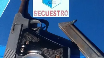 Como resultado de los allanamientos se secuestró un arma, cocaína y marihuana, entre otros elementos vinculados con el narcomenudeo.