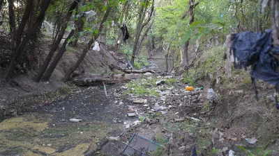 El arroyo Las Tunas está contaminado con químicos, plásticos, gomas, latas, nylon, y toda clase de residuos, además de los efluentes cloacales domiciliarios que se vuelcan a sus aguas sin tratamiento.   