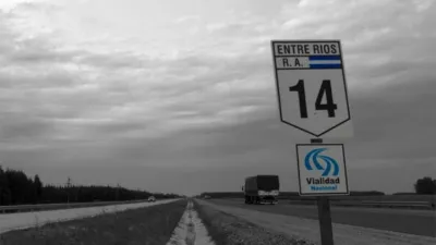 La trama vial está deteriorada. La inseguridad en el tránsito es lo que prevalece. El estado de las autovías y autopista es un reflejo de la decadente inoperancia.