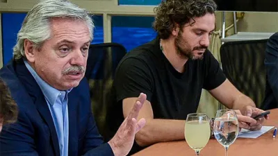 Fernández evalúa con su equipo la instrumentación de las medidas económicas.