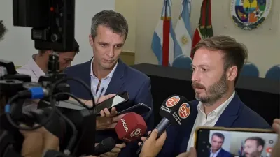 Imagen de archivo del intendente saliente, Enrique Cresto y el intendente electo, Francisco Azcué.